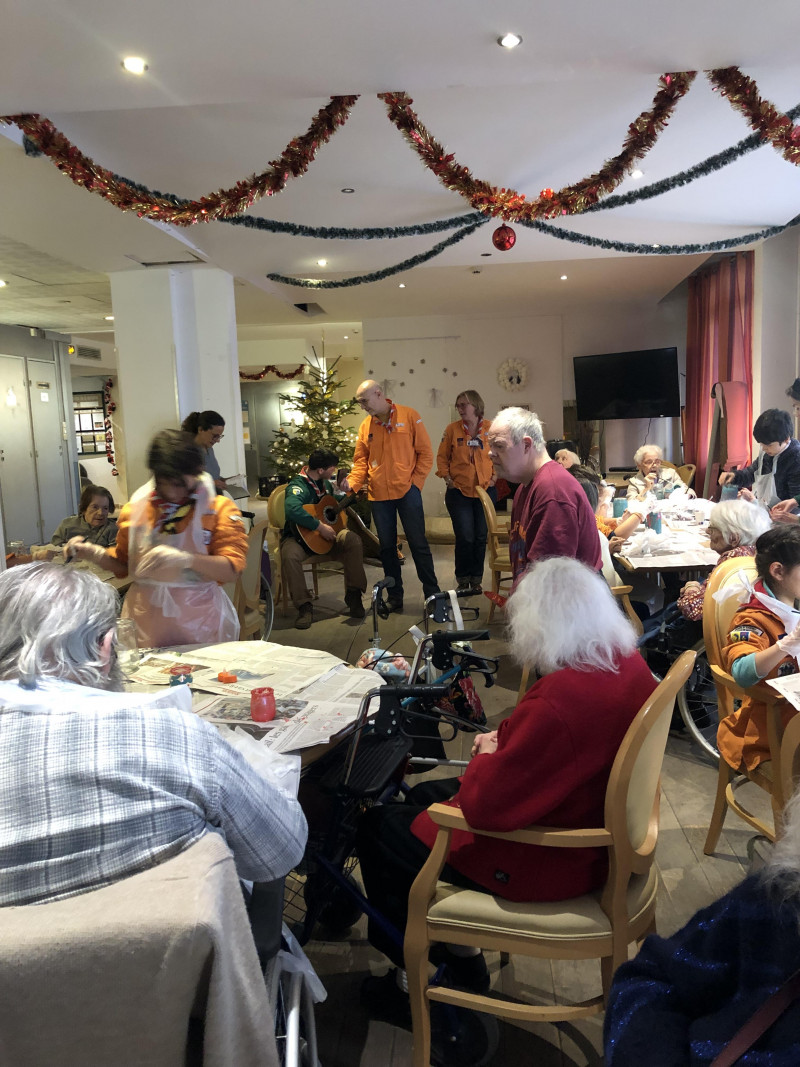 Rencontre intergénérationnelle avec les Scouts et guides de France.