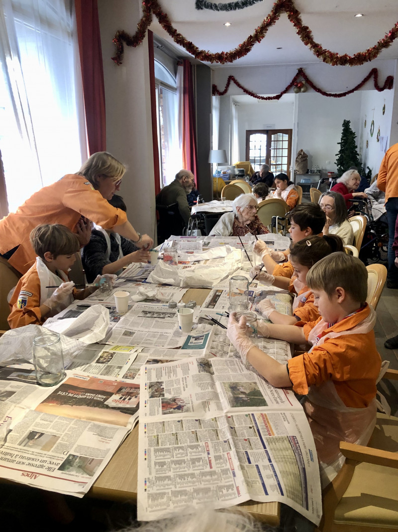 Rencontre intergénérationnelle avec les Scouts et guides de France.