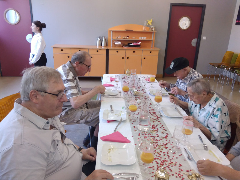 Repas au collège Giono